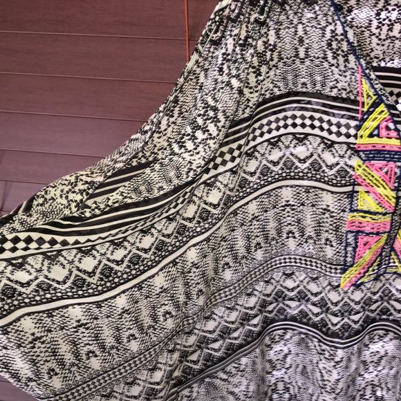 Jessica Simpson open shoulder top - Picture 3 of 4